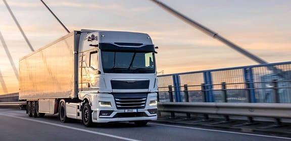 Enclosed auto transport carrier